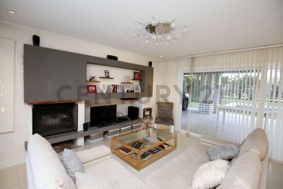 Foto de Casa en venta en Villa Elisa de categoría con parque y pileta, imagen 5
