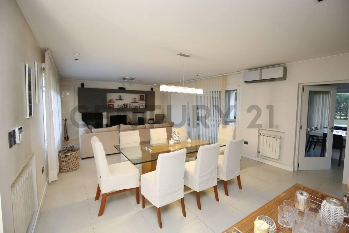 Foto de Casa en venta en Villa Elisa de categoría con parque y pileta, imagen 2