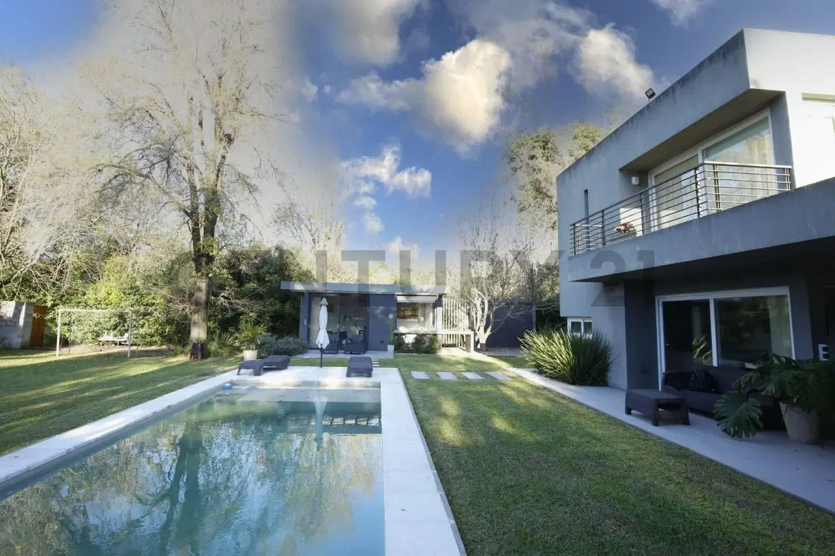 Casa en venta en Villa Elisa de categoría con parque y pileta 3