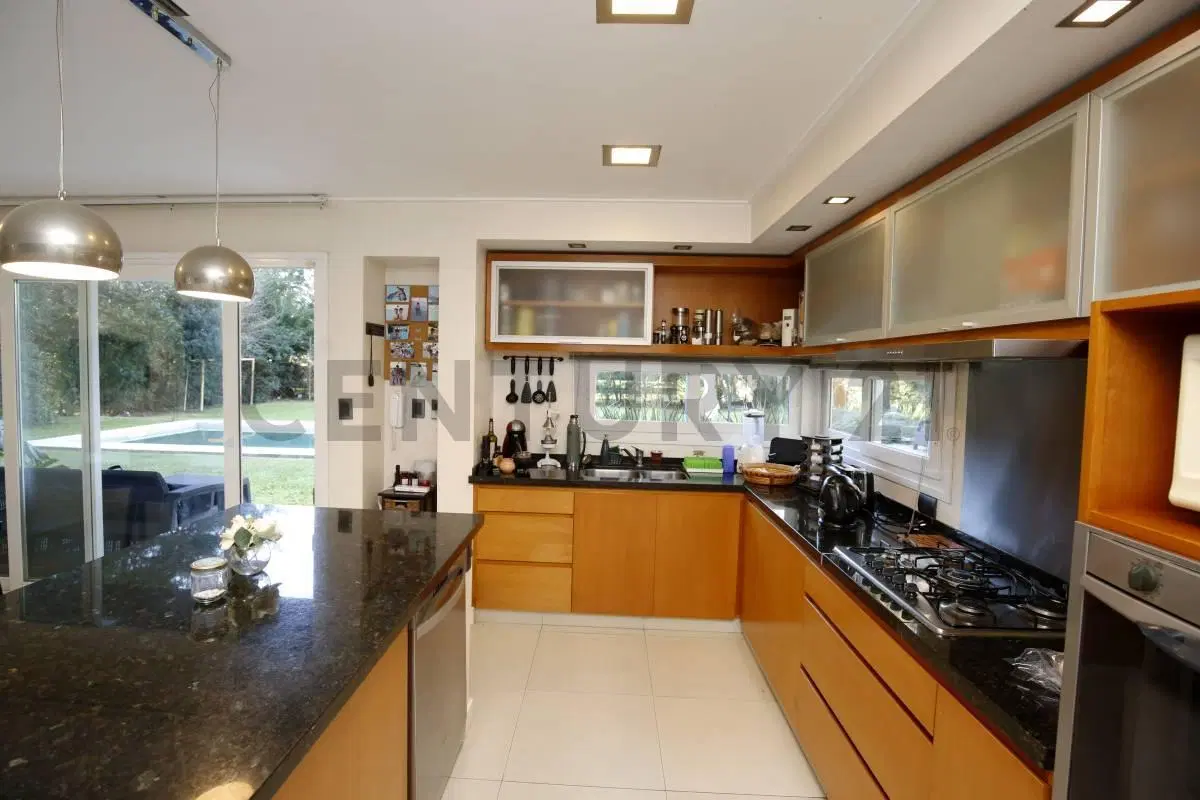 Casa en venta en Villa Elisa de categoría con parque y pileta 8