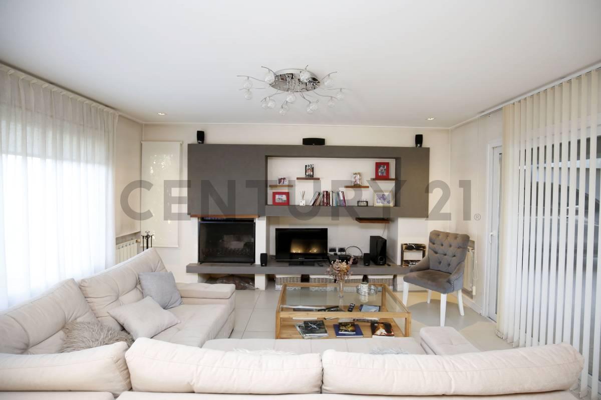Foto de Casa en venta en Villa Elisa de categoría con parque y pileta, imagen 1
