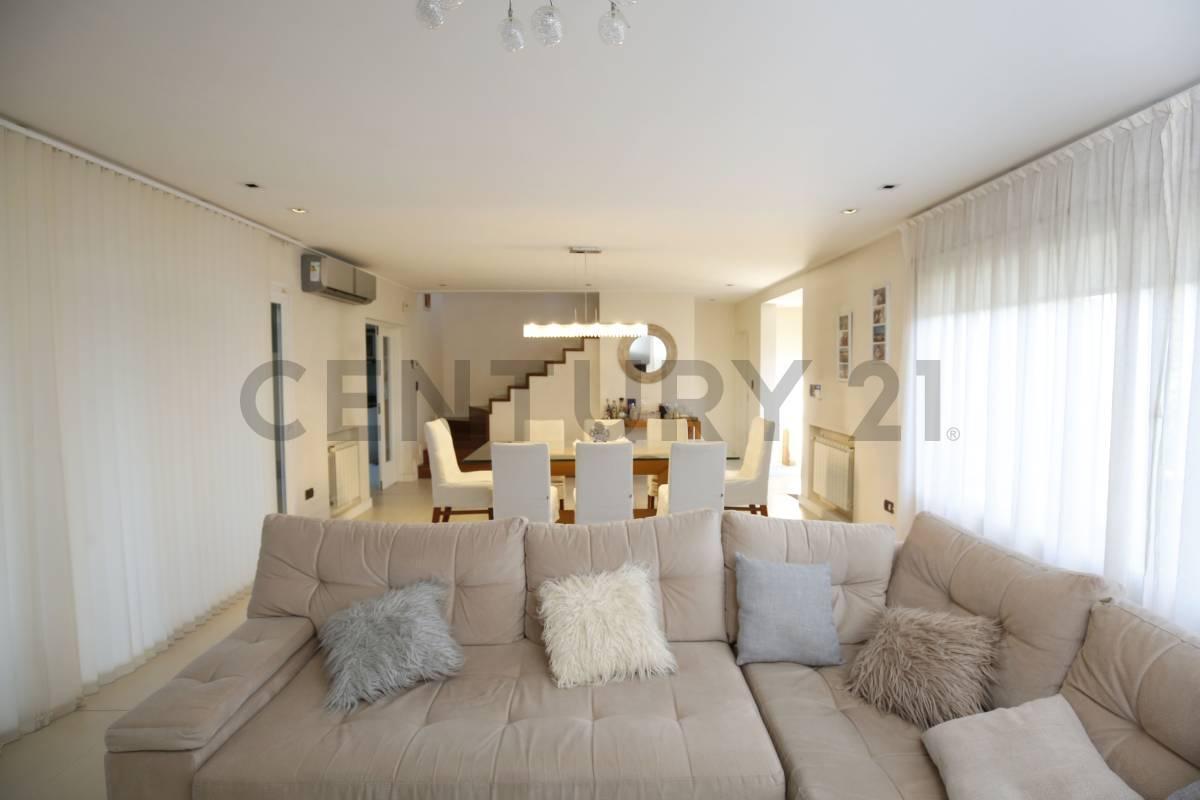 Foto de Casa en venta en Villa Elisa de categoría con parque y pileta, imagen 4