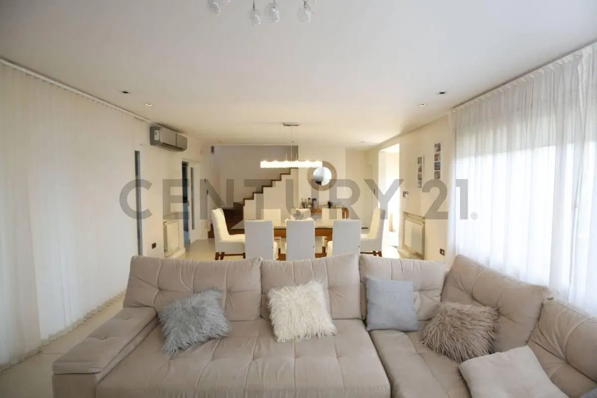 Casa en venta en Villa Elisa de categoría con parque y pileta 4