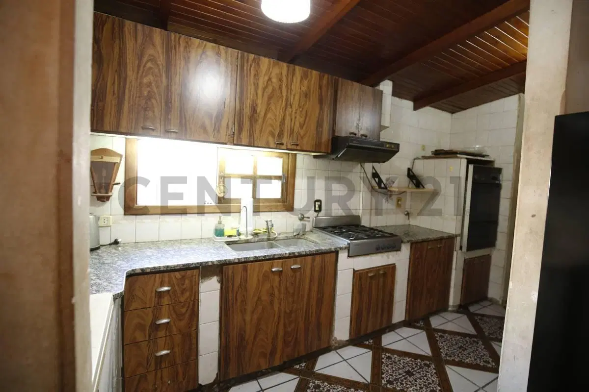 Casa de 3 Dormitorios con Parque, Pileta y Quincho en Gonnet - Venta 3