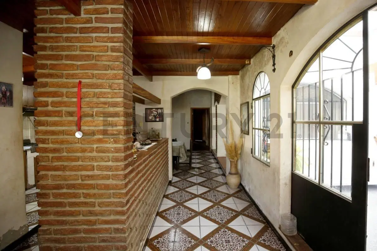 Casa de 3 Dormitorios con Parque, Pileta y Quincho en Gonnet - Venta 5