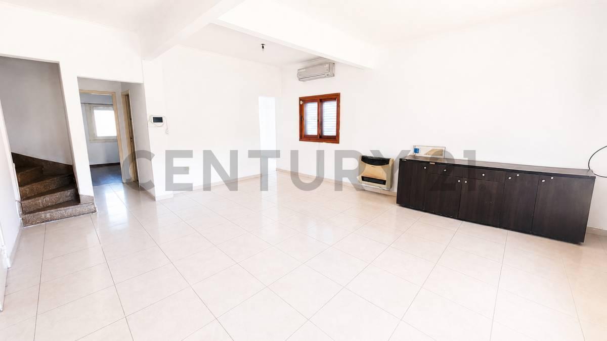 Foto de Casa de 3 dormitorios con parque y pileta, imagen 1