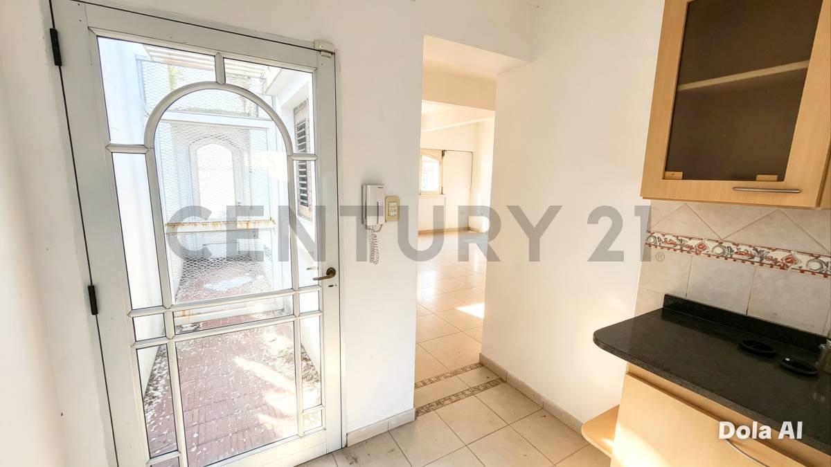 Foto de Casa de 3 dormitorios con parque y pileta, imagen 2