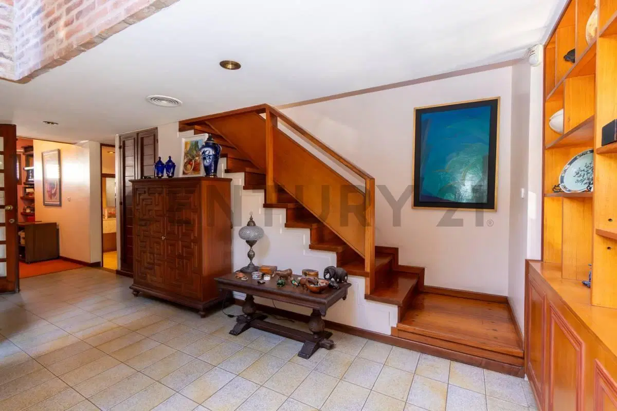 CASA EN VENTA DE 3 DORMITORIOS CON PARQUE Y PILETA EN LA PLATA 2