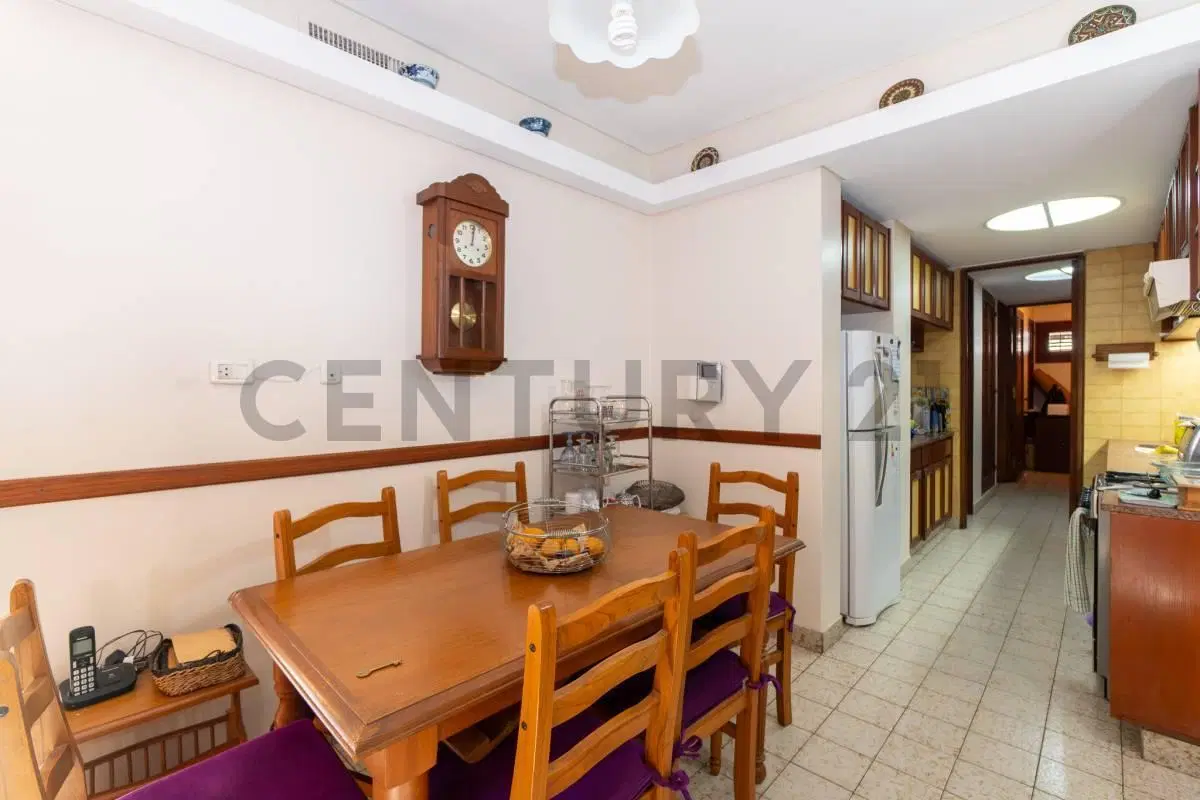 CASA EN VENTA DE 3 DORMITORIOS CON PARQUE Y PILETA EN LA PLATA 8