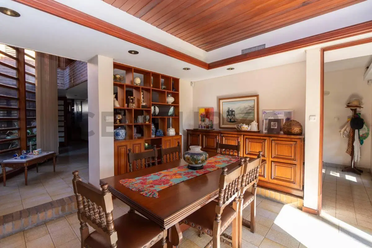 CASA EN VENTA DE 3 DORMITORIOS CON PARQUE Y PILETA EN LA PLATA 5