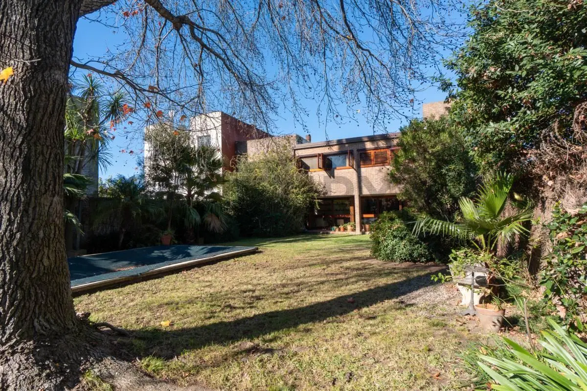 CASA EN VENTA DE 3 DORMITORIOS CON PARQUE Y PILETA EN LA PLATA 3