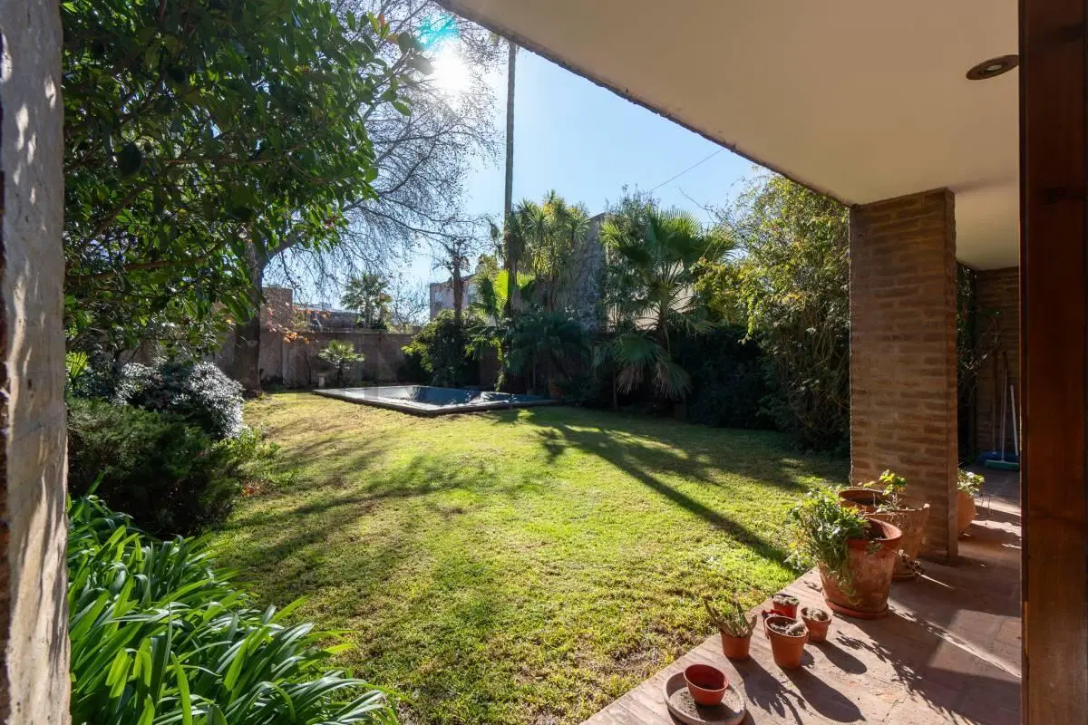CASA EN VENTA DE 3 DORMITORIOS CON PARQUE Y PILETA EN LA PLATA 4