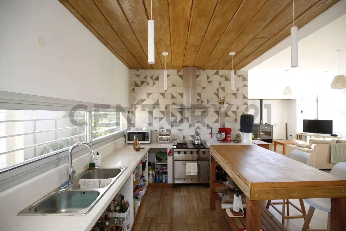 Casa en venta de dos dormitorios en City Bell 3