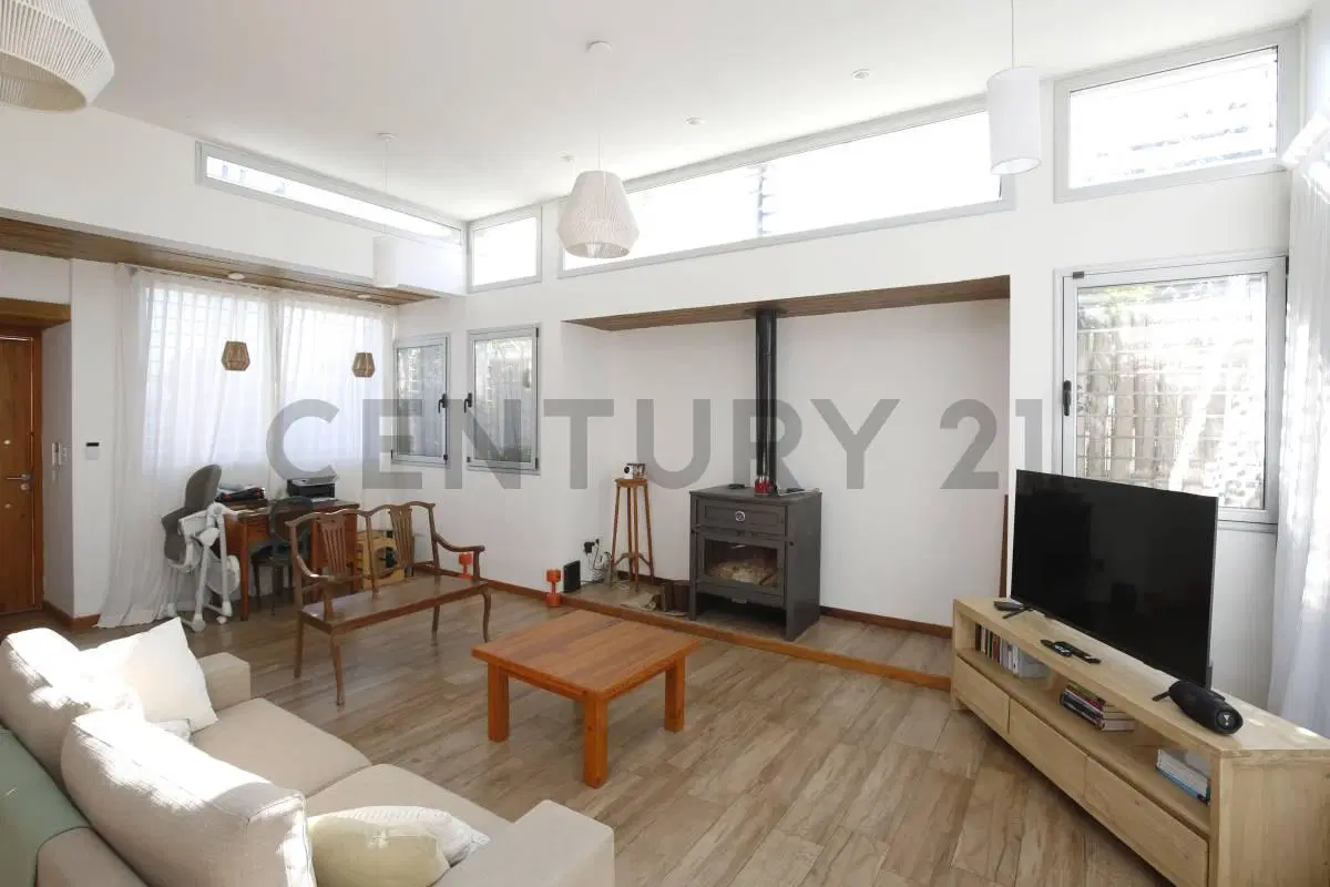 Casa en venta de dos dormitorios en City Bell 2