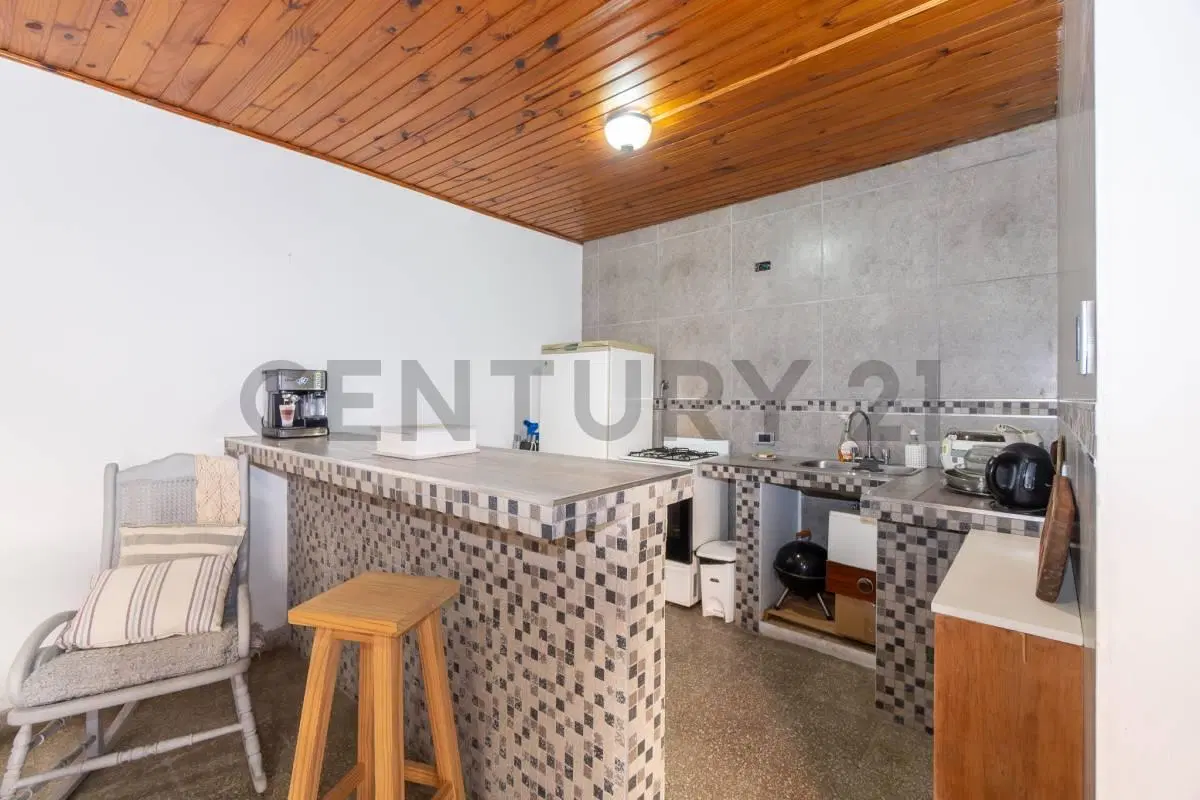EXCELENTE OPORTUNIDAD VENTA DE CASA  +  LOCAL  COMERCIAL +  QUINCHO 5