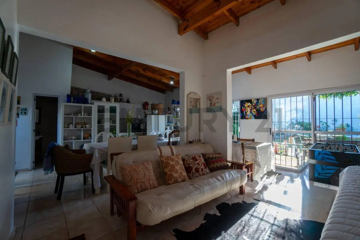 CASA EN VENTA EN LA PLATA - 3 DORMITORIOS + ESCRITORIO - COCHERA 5