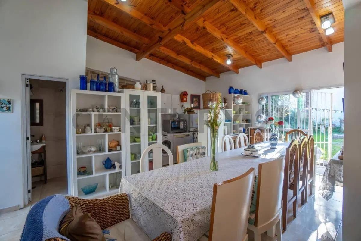 CASA EN VENTA EN LA PLATA - 3 DORMITORIOS + ESCRITORIO - COCHERA 2