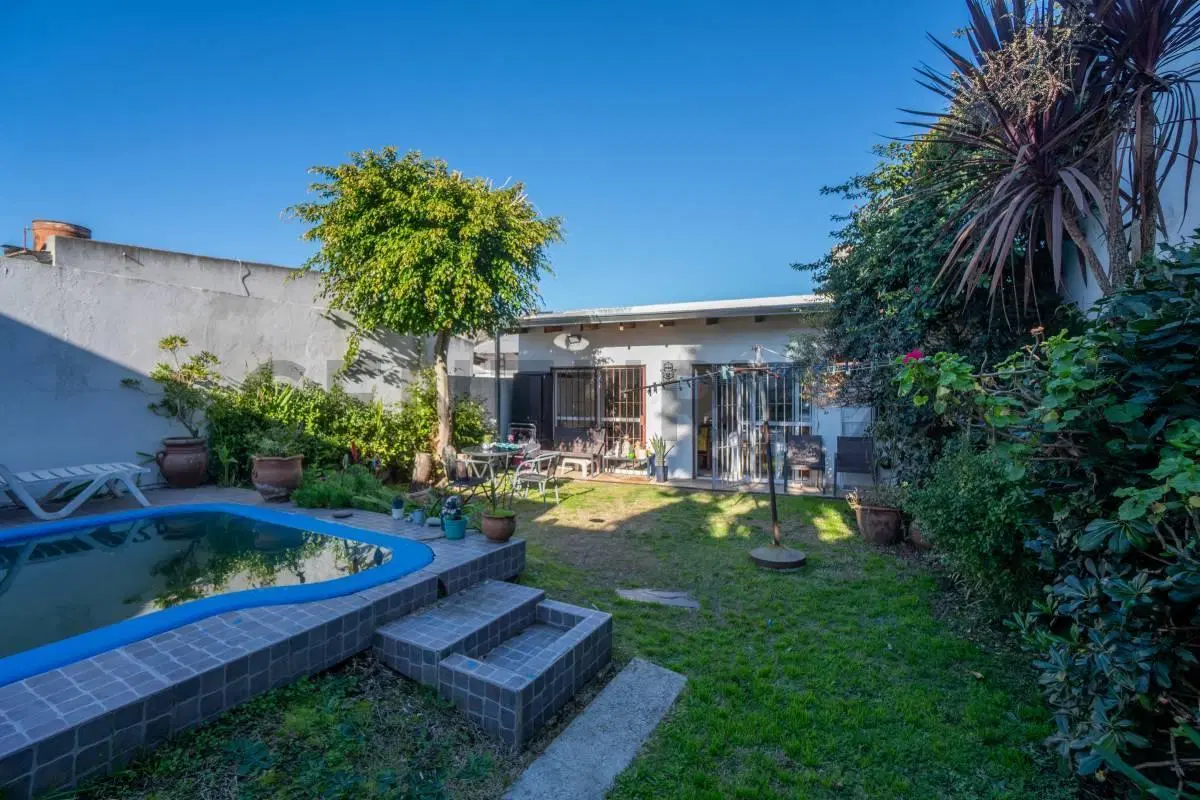 CASA EN VENTA EN LA PLATA - 3 DORMITORIOS + ESCRITORIO - COCHERA 3