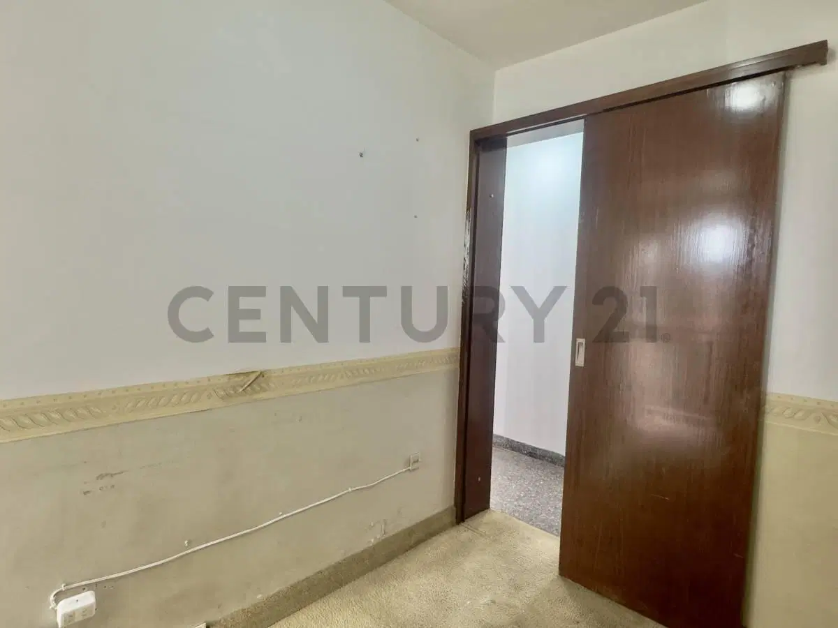 Departamento en VENTA tres dom. con balcón - La Plata 3