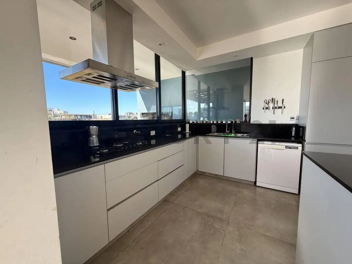 Casa en venta, tres dormitorios y pileta, Magallanes Hudson 3