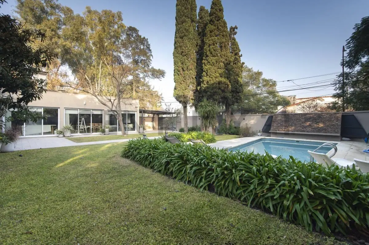 Casa en venta de categoría en Gonnet 4 Dormitorios / 4 Cocheras / Piscina y Quincho 2