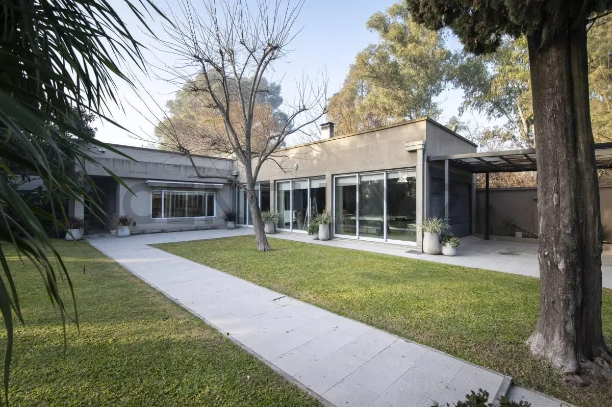 Casa en venta de categoría en Gonnet 4 Dormitorios / 4 Cocheras / Piscina y Quincho 3