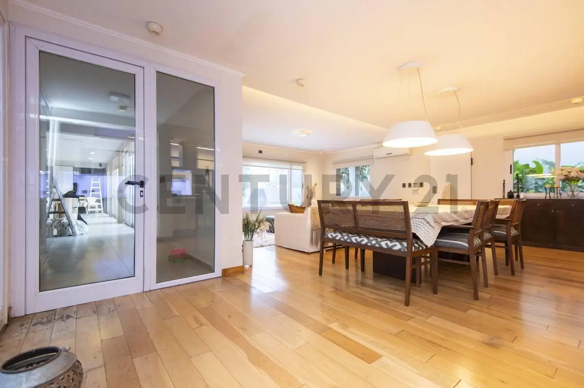 Casa en venta de categoría en Gonnet 4 Dormitorios / 4 Cocheras / Piscina y Quincho 4