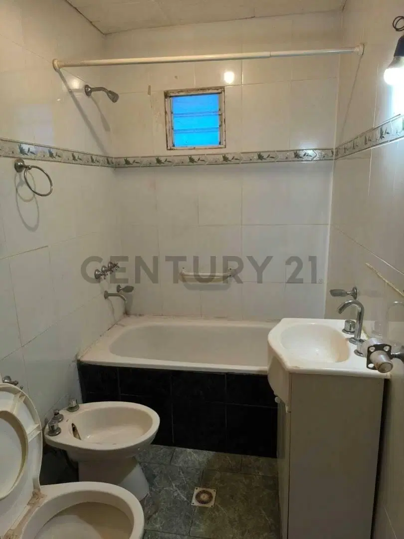 Venta casa a reciclar en lote la plata 2