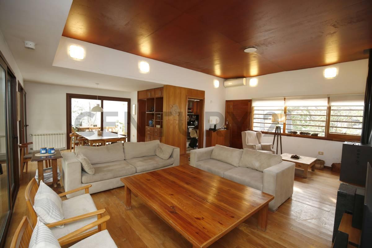 Foto de CASA EN VENTA EN GONNET ENTRE CAMINOS DE 5 DORMITORIOS, imagen 2