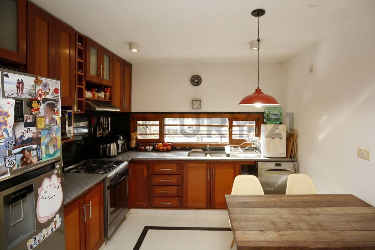 Foto de CASA EN VENTA EN GONNET ENTRE CAMINOS DE 5 DORMITORIOS, imagen 1