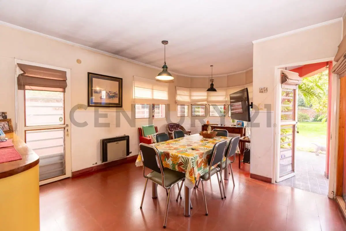 Casa en venta en La Plata de 4 dormitorios, 2 baños y gran parque en La Plata 5