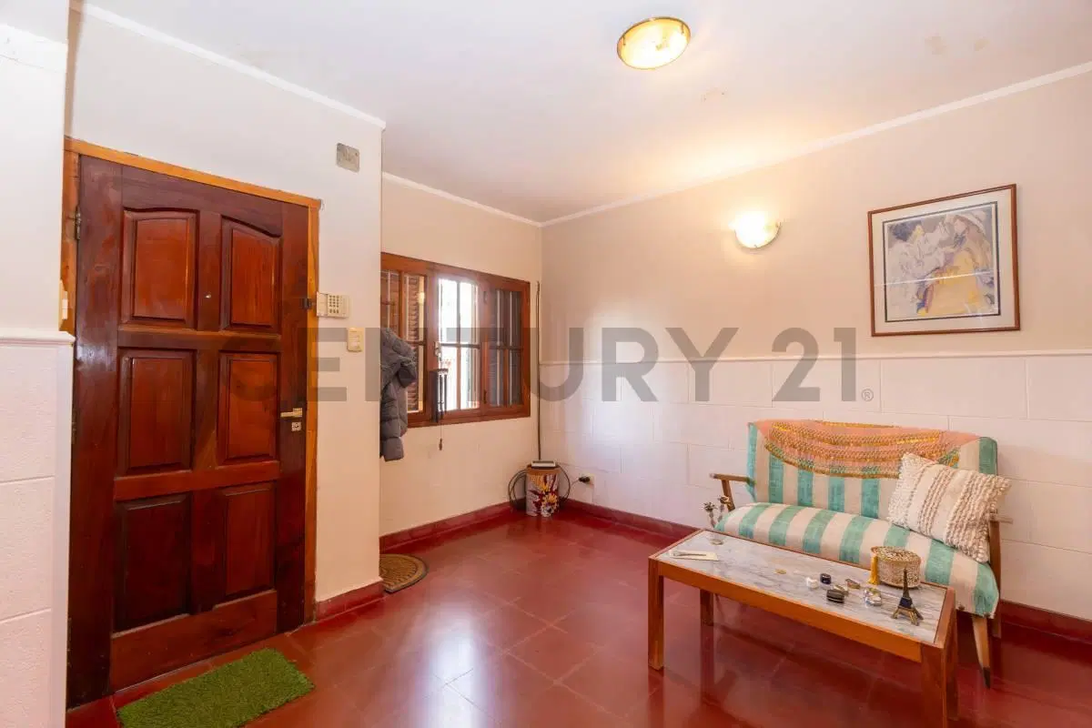 Casa en venta en La Plata de 4 dormitorios, 2 baños y gran parque en La Plata 3