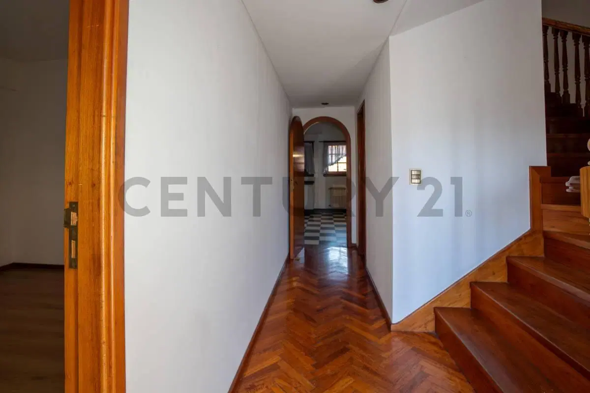 Chalet en venta Barrio Parque Bernal 4