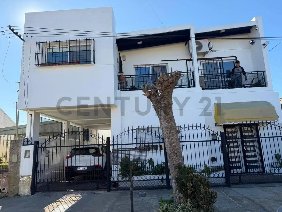 Venta de casa en Berisso apta profesional 8