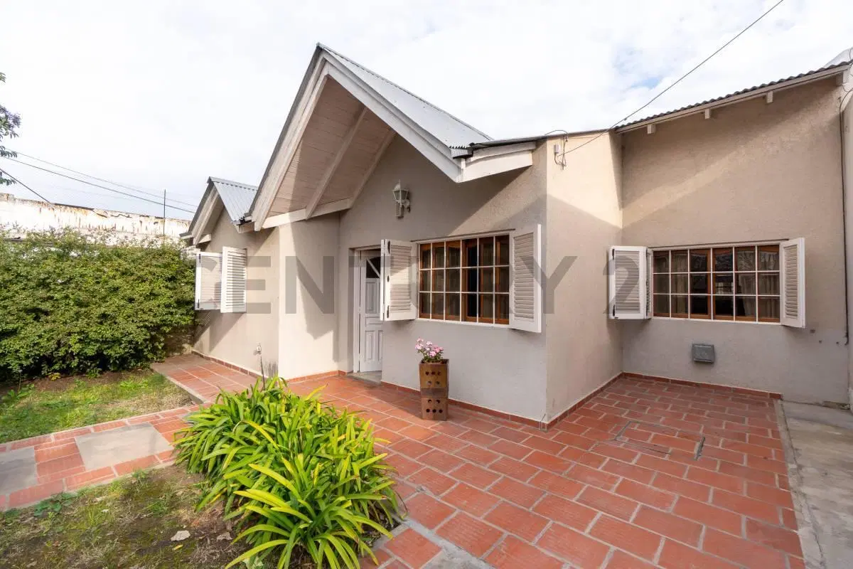 Casa en venta en La Plata de 2 dormitorios jardin y patio 2