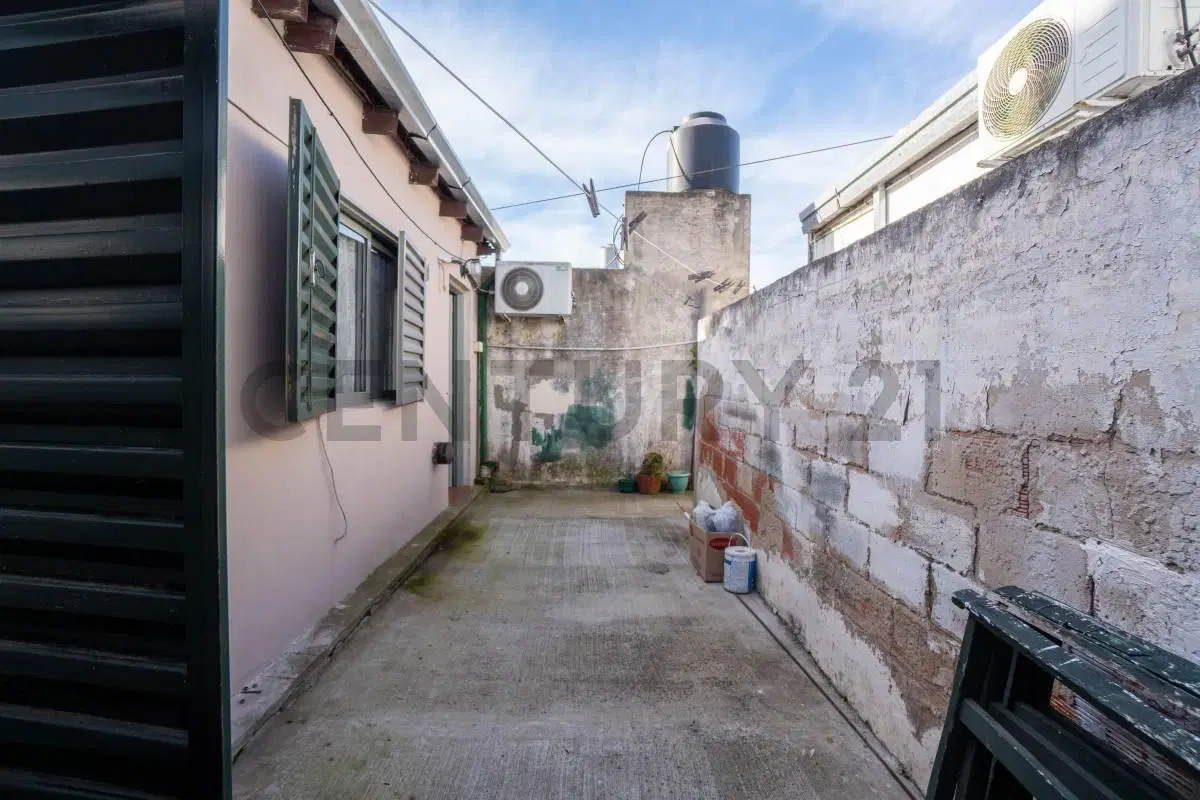 Ph en venta 1 dormitorio con patio Los Hornos 8