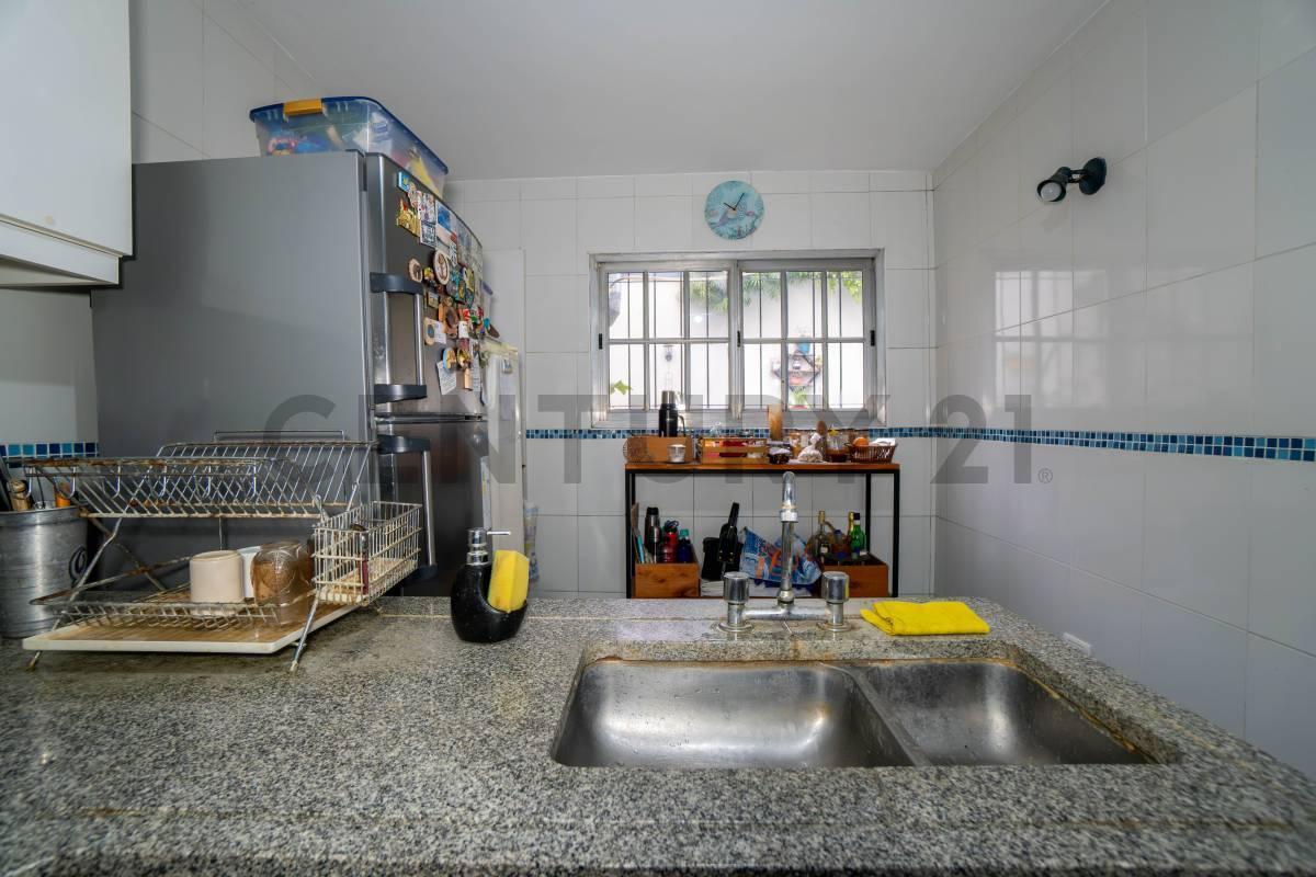 Foto de CASA EN VENTA EN LA PLATA ZONA PARQUE SAN MARTIN 3 DORMITORIOS COCHERA Y PATIO, imagen 3