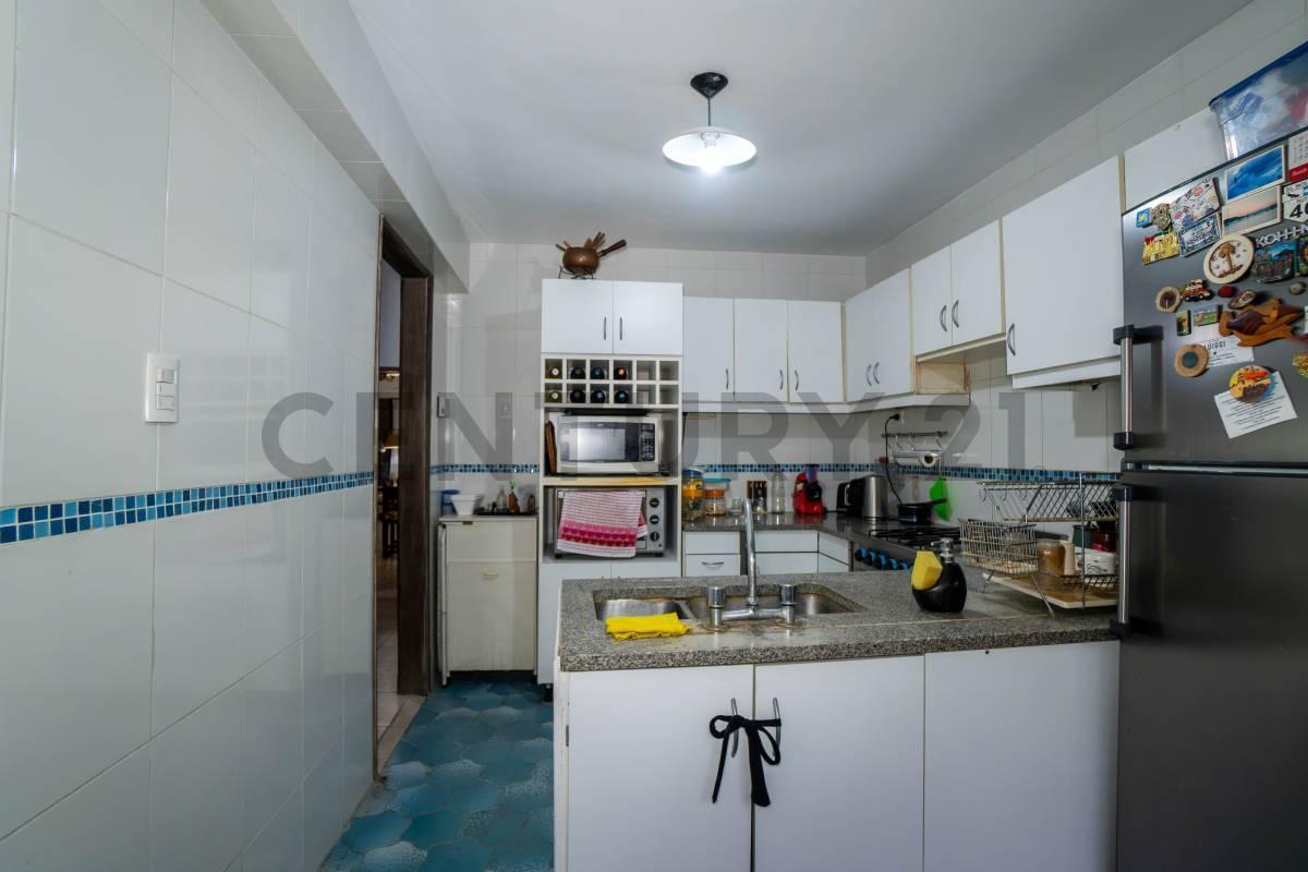 Foto de CASA EN VENTA EN LA PLATA ZONA PARQUE SAN MARTIN 3 DORMITORIOS COCHERA Y PATIO, imagen 5