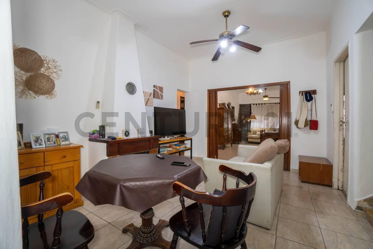 Foto de CASA EN VENTA EN LA PLATA ZONA PARQUE SAN MARTIN 3 DORMITORIOS COCHERA Y PATIO, imagen 2