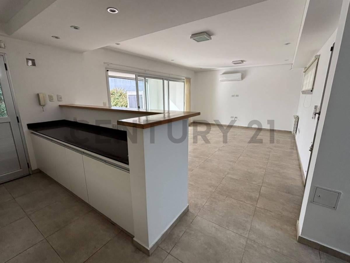 Foto de Casa en venta en City Bell de dos dormitorios con pileta, imagen 2