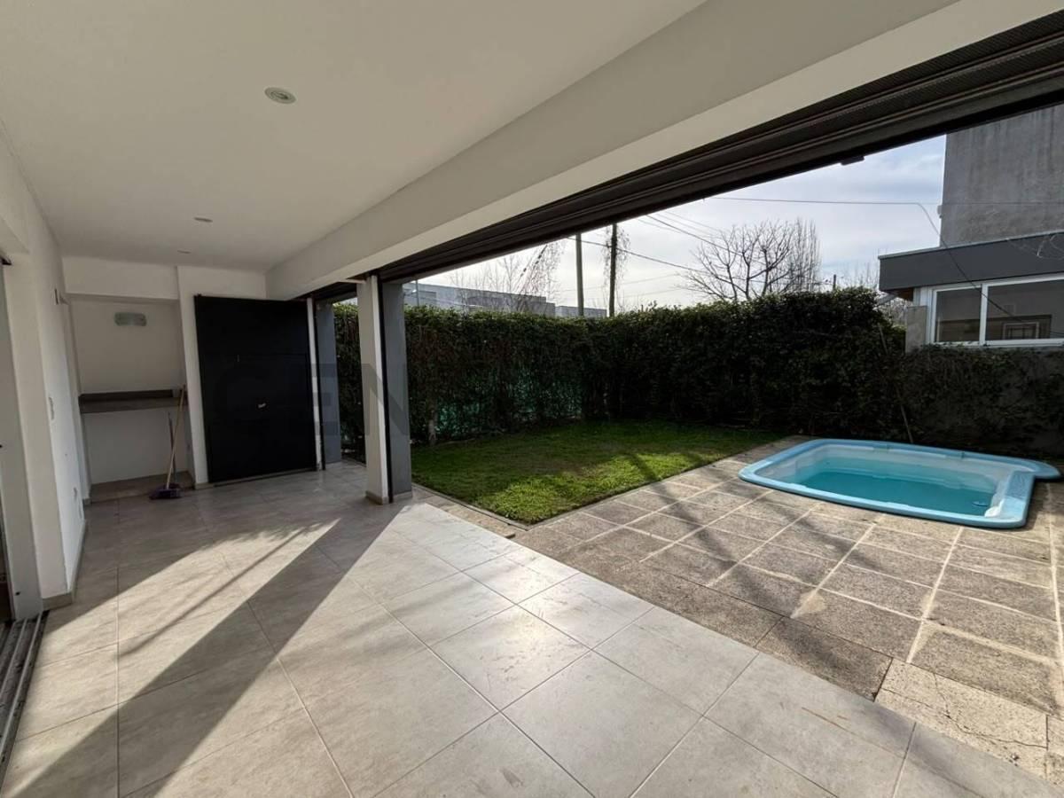 Foto de Casa en venta en City Bell de dos dormitorios con pileta, imagen 5