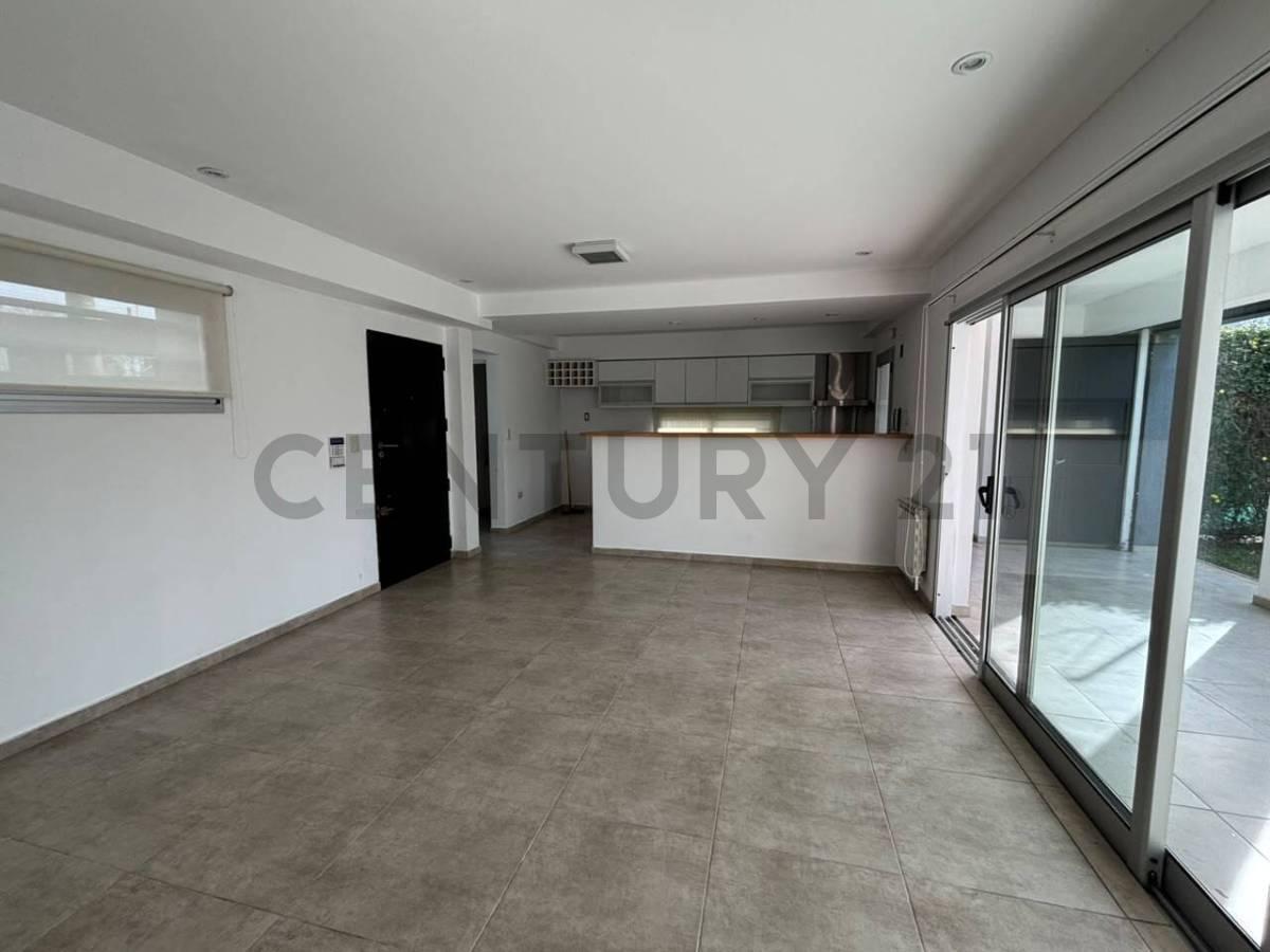Foto de Casa en venta en City Bell de dos dormitorios con pileta, imagen 1