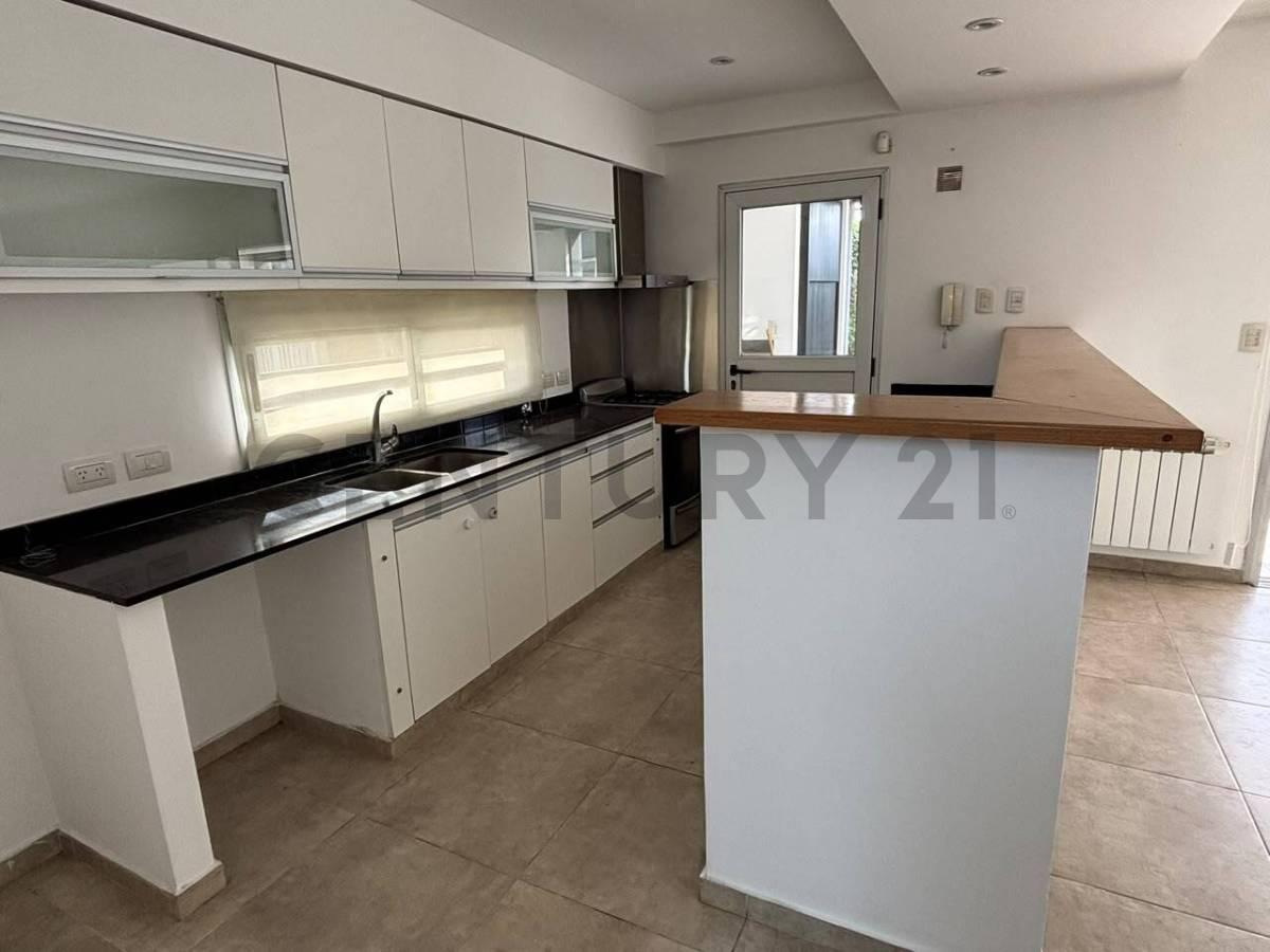 Foto de Casa en venta en City Bell de dos dormitorios con pileta, imagen 3