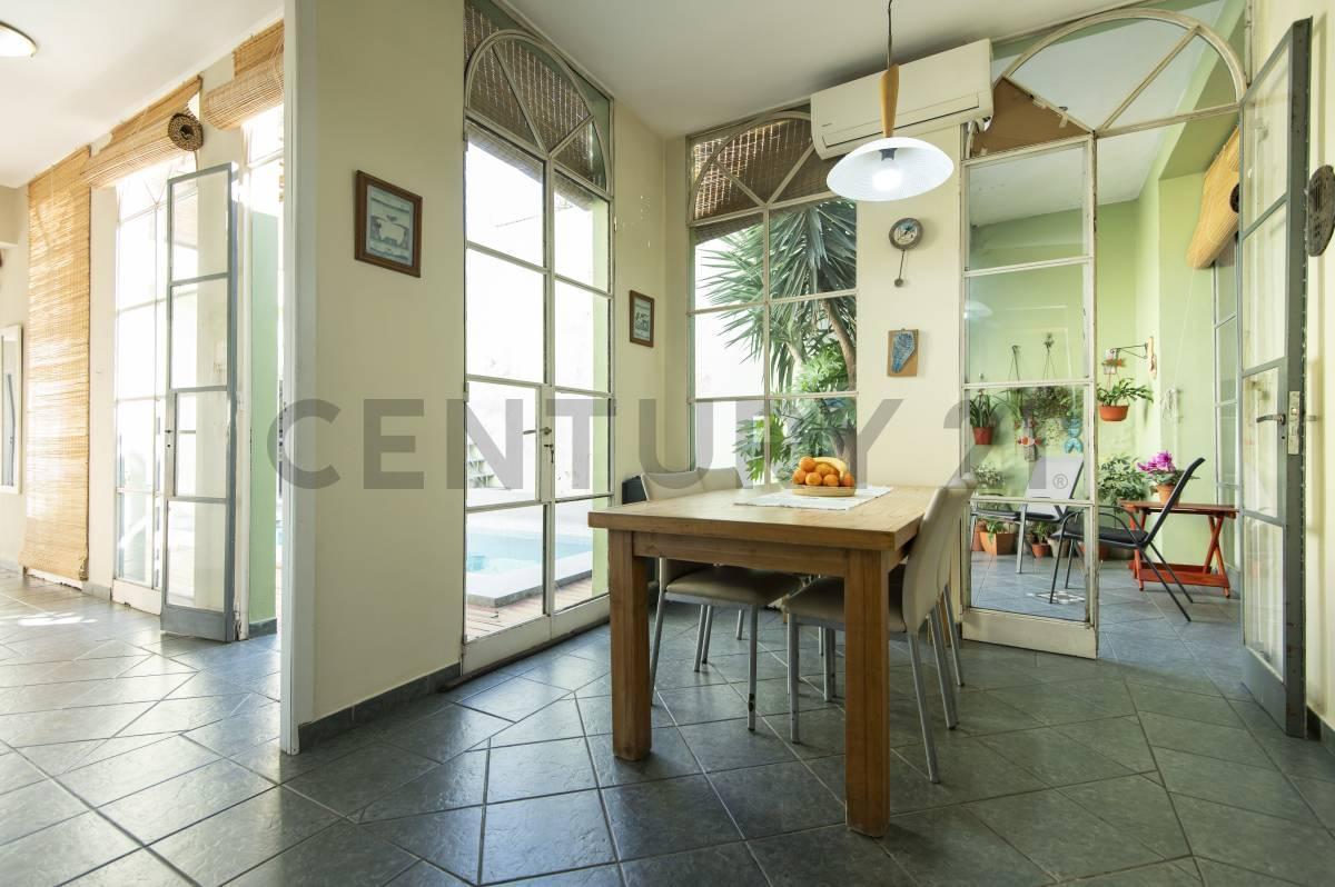 Foto de Casa En Venta en La Plata con pileta y terraza, imagen 4