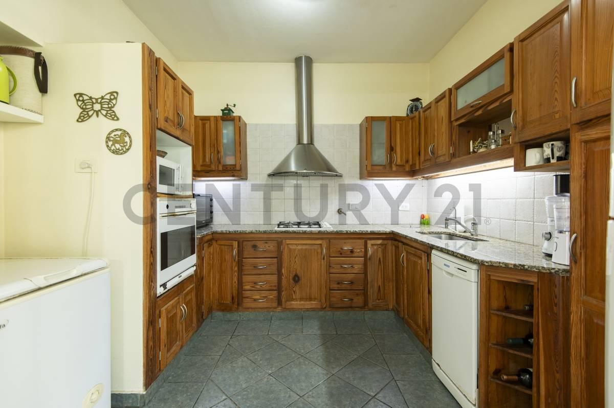 Foto de Casa En Venta en La Plata con pileta y terraza, imagen 2