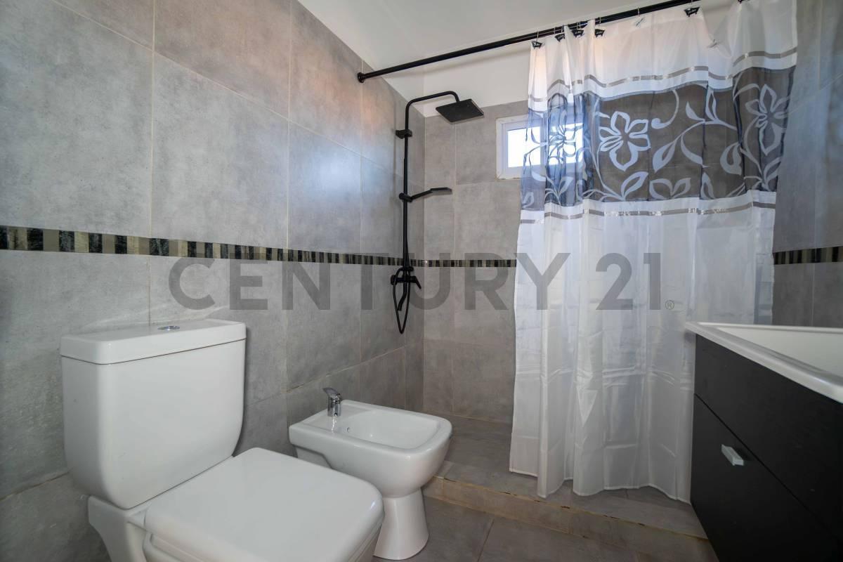 Foto de DÚPLEX A ESTRENAR EN VENTA 2 DORMITORIOS PATIO - LA PLATA, imagen 1