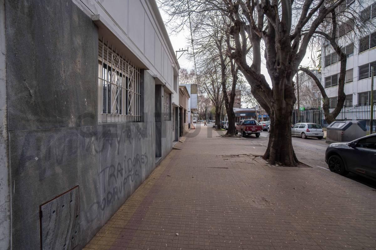 Foto de Casa en venta en La Plata de 3 dormitorios sobre lote de 300 m² con, imagen 1