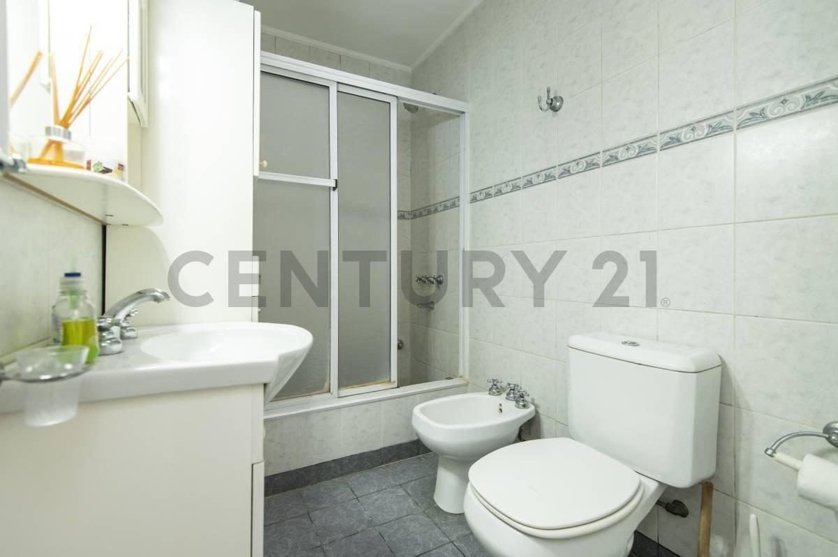 Foto de CASA EN VENTA LA PLATA 4 DORMITORIOS CON PARQUE PILETA, imagen 2