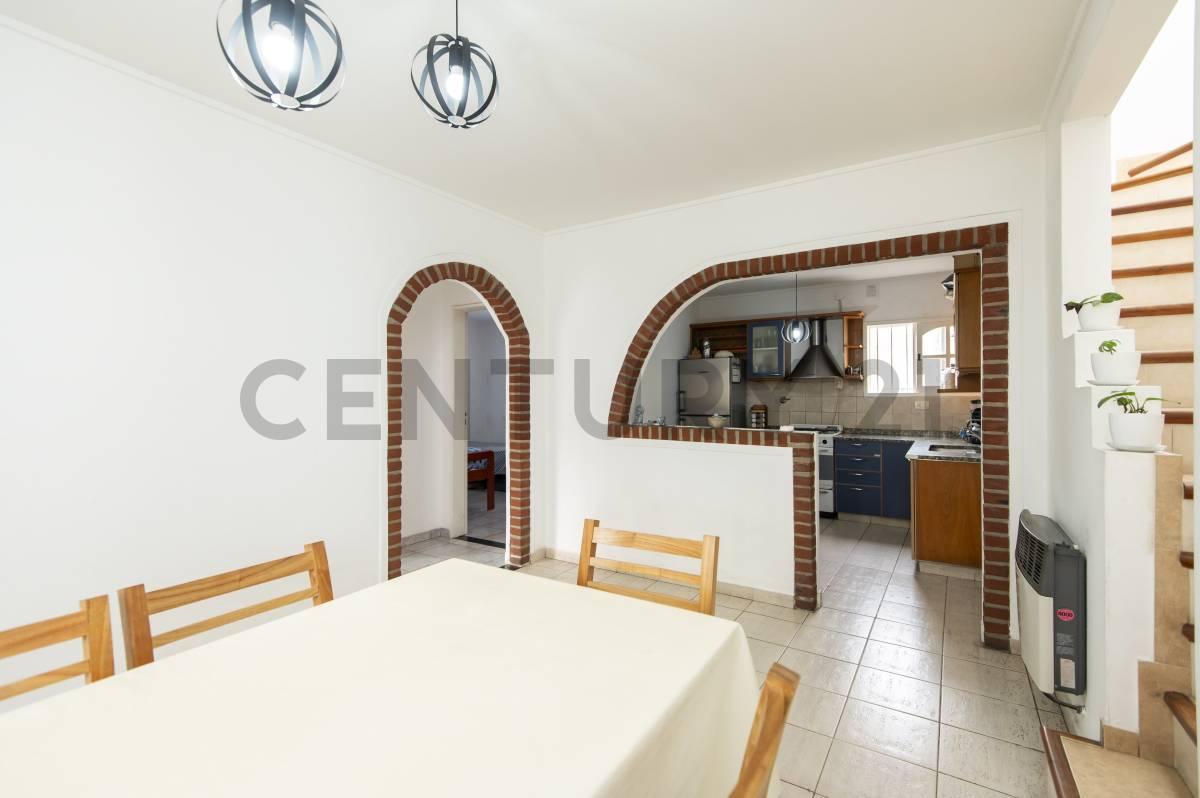 Foto de CASA EN VENTA LA PLATA 4 DORMITORIOS CON PARQUE PILETA, imagen 1