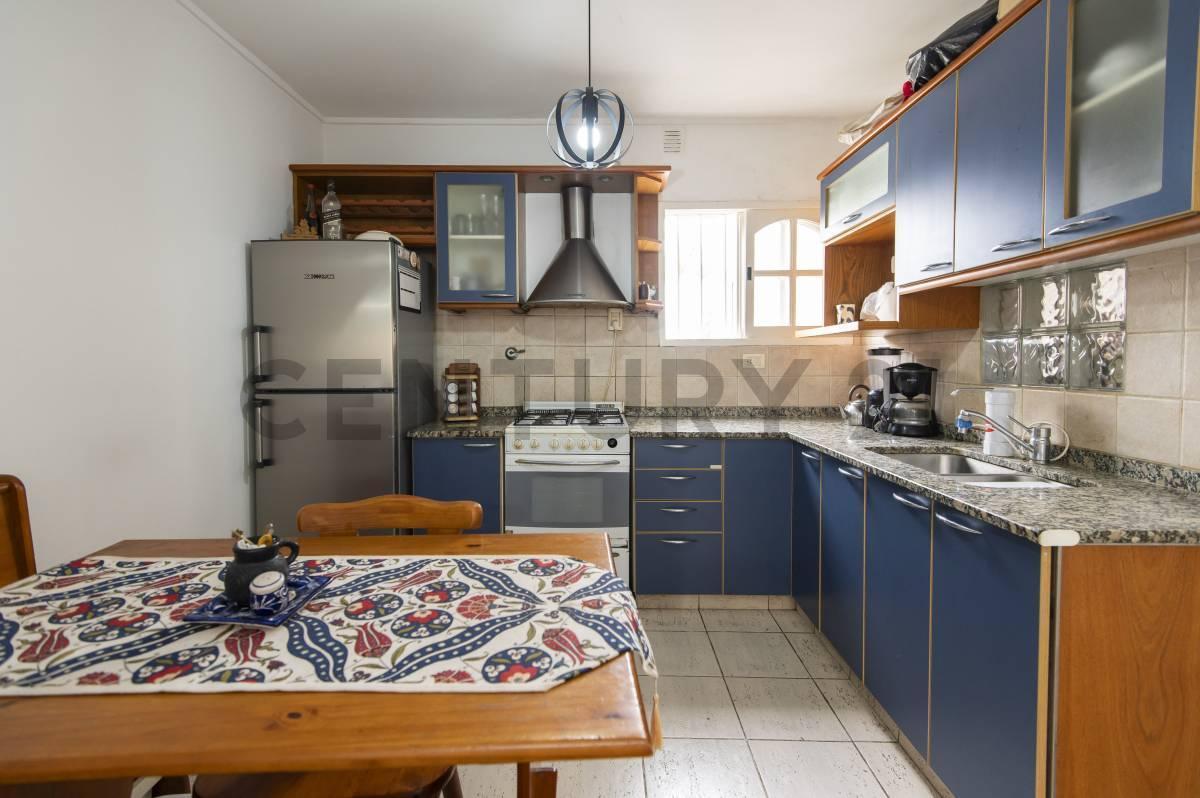 Foto de CASA EN VENTA LA PLATA 4 DORMITORIOS CON PARQUE PILETA, imagen 3